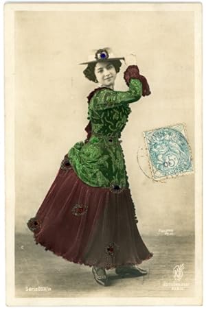 Glitzer Ansichtskarte / Postkarte Standportrait einer Frau mit Hut