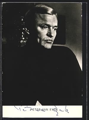 Bild des Verkufers fr Ansichtskarte Schauspieler Peter van Eyck im schwarzen Rollkragenpullover, mit original Autograph zum Verkauf von Bartko-Reher