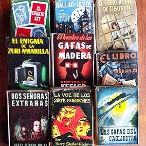 Imagen del vendedor de (12 Keeler novels in Spanish): El Libro de las Hojas de Color Naranja (The Book with Orange Leaves); El Enigma de la Zur Amarilla (Riddle of the Yellow Zuri); Las Gafas del Sr. Cagliostro. 2nd ed. (The Spectacles of Mr. Cagliostro); La Voz de los Siete Gorriones (The Voice Of The Seven Sparrows); El Cuarto Rey (The Fourth King); El Libro de Piel de Tiburn (The Sharkskin Book); Dos Seoras Extraas (Two Strange Ladies); El Hombre de las Gafas de Madera (The Man with the Wooden Spectacles); Hallad el Reloj (Find the Clock). Detrs de esa Mscara (Behind that Mask); El Extrao Testamento (The Strange Will); Diez Horas (10 Hours). a la venta por Carmichael Alonso Libros