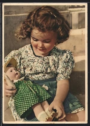Ansichtskarte Goldiges Kind mit Puppe im grünen Kleid