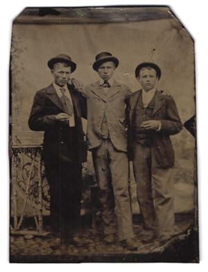 Fotografie Ferrotypie drei junge Herren in Anzügen mit Hut