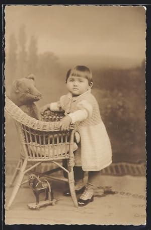 Foto-Ansichtskarte Kleines niedliches Mädchen spielt mit ihrem Teddy