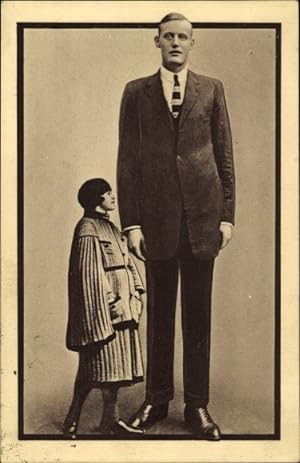 Ansichtskarte / Postkarte Van Albert, großwüchsiger Mann mit Frau