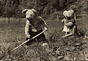 Ansichtskarte / Postkarte Zwei Teddys, Sense, Landwirtschaft