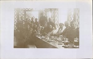 Foto Ansichtskarte / Postkarte Soldaten in Uniformen, Sanitäter, Frauen, Tisch mit Bierkrügen