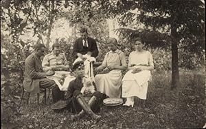 Foto Ansichtskarte / Postkarte Personen in einem Garten in England, Hauslehrer, Gruppenaufnahme, ...