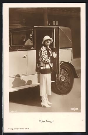 Ansichtskarte Schauspielerin Pola Negri vor Auto mit karierter Jacke und hellem Hut