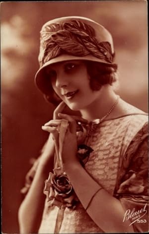 Ansichtskarte / Postkarte Portrait einer Frau mit Rose und Hut