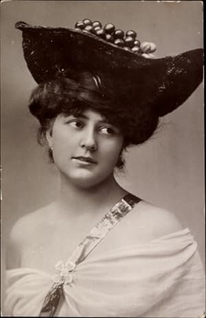 Ansichtskarte / Postkarte Portrait einer Frau mit Hut - NKG Serie 200 1609