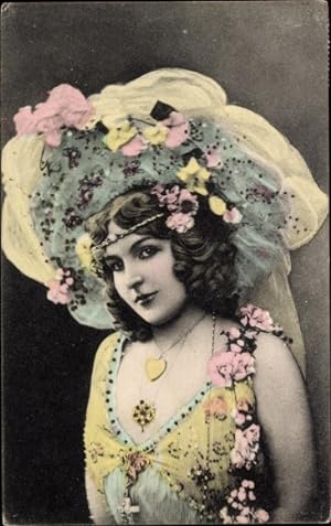 Ansichtskarte / Postkarte Portrait einer Frau mit großem Hut