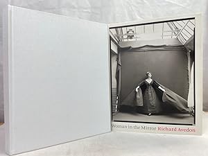 Bild des Verkufers fr Woman in the mirror. Richard Avedon. Anne Hollander, Essay. Mary Shanahan, Design. [Aus dem Amerikan. bers. von Christiane Buchner. The Richard Avedon Foundation] zum Verkauf von Antiquariat Bler