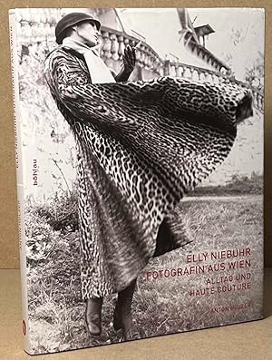 Bild des Verkufers fr Elly Niebuhr Fotografin Aus Wien _ Alltag Und Haute Couture zum Verkauf von San Francisco Book Company