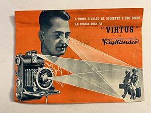 L'uomo rivolge al soggetto i due occhi, la stessa cosa fa Virtus di Voigtlander (pieghevole pubbl...