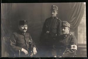 Foto-Ansichtskarte Drei österreichische Soldaten in Uniform, Rotes Kreuz