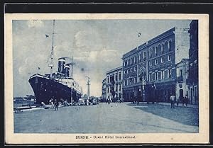 Cartolina Brindisi, Grand Hotel International, Dampfer am Hafen