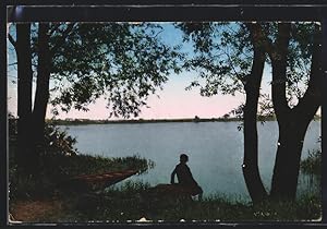 Immagine del venditore per Ansichtskarte Berlin-Wannsee, Pfaueninsel bei Potsdam, einzelner Flaneur auf Stein am Wasser sitzend venduto da Bartko-Reher