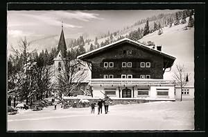 Ansichtskarte Jungholz, Skifahrer vor Sporthotel Adler im Schnee