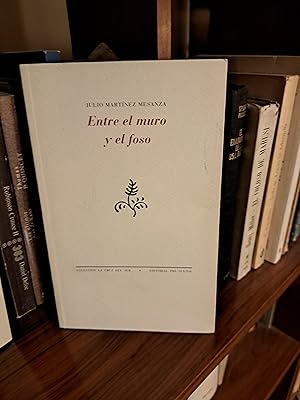 Seller image for ENTRE EL MURO Y EL FOSO for sale by TRANSATLANTICO LIBROS