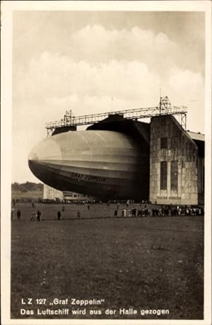Ansichtskarte / Postkarte LZ 127, Graf Zeppelin, Das Luftschiff wird aus der Halle gezogen