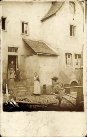 Foto Ansichtskarte / Postkarte Bezirk Kassel, Frauen und Kinder vor einem Wohnhaus