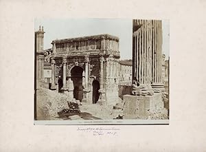 Rom Septimius-Severus-Triumphbogen, rechts die Säulen des Vespasianstempels. Roma Arco di Settimo...
