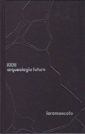 Imagen del vendedor de Laramascoto. 10011. Arqueologa futura. Laramascoto es el colectivo formado en 2007 por los artistas Santi Lara (Tomelloso, 1975) y Bea Coto (Gijn, 1977). Su trabajo combina elementos del mundo grfico manual con las nuevas tecnologas, presentando una obra en la que intervienen elementos muy variados: piezas de animacin digital, instalaciones, sonido, escaneados e impresiones 3D, esculturas y objetos, impresiones lser, proyecciones El elemento que aglutina todo es siempre el dibujo, entendido bajo una perspectiva absolutamente contempornea e interdisciplinar.Para la XVIII edicin de Conexiones, Laramascoto ha concebido un mundo imaginario al borde de la ciencia ficcin, donde elementos prehistricos como el ttem, los parajes sacralizados, las herramientas lticas o el arte rupestre, se presentan bajo el influjo activo de las ciencias aplicadas actuales. Mientras, en sentido contrario, los vestigios inertes de un tiempo ya muy lejano, como fsiles y meteoritos, o los estratos geo a la venta por Librera y Editorial Renacimiento, S.A.