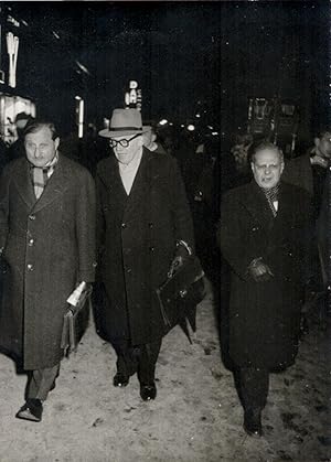 Bild des Verkufers fr Portrait photographique original de Henri Gouhier, Martial Guroult et Maurice de Gandillac, novembre 1948. zum Verkauf von Librairie Jean-Yves Lacroix