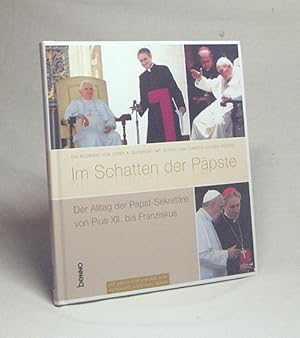 Bild des Verkufers fr Im Schatten der Ppste : der Alltag der Papst-Sekretre von Pius XII. bis Franziskus : ein Bildband / von Josef A. Slominski ; mit Texten von Christa Langen-Peduto ; mit einer Einfhrung von Reinhard Kardinal Marx zum Verkauf von Versandantiquariat Buchegger