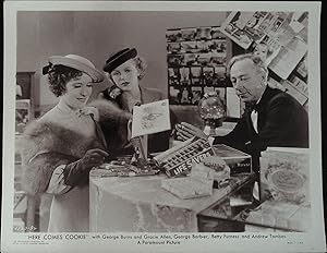 Bild des Verkufers fr Here Comes Cookie 8 X 10 Still 1935 Gracie Allen & Betty Furness! zum Verkauf von AcornBooksNH