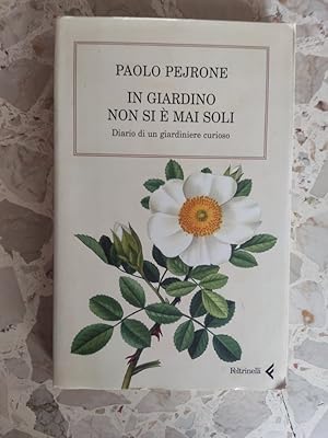 Image du vendeur pour In giardino non si  mai soli: diario di un giardiniere curioso mis en vente par librisaggi