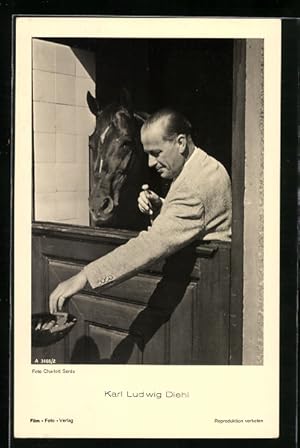 Ansichtskarte Schauspieler Karl Ludwig Diehl mit Pferd in Stall posierend