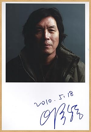 Bild des Verkufers fr Lee Chang-dong - Grande photo signe - Cannes 2010 zum Verkauf von PhP Autographs