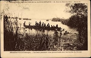 Ansichtskarte / Postkarte Brazzaville Congo Français, Baden während eines Spaziergangs am Ufer de...