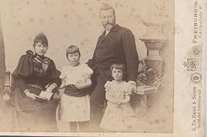 Fotografia originale di gruppo famigliare (Clara Dora, Mimì e Carl Ferhner) realizzata dallo stud...