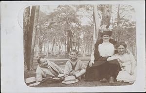 Foto Ansichtskarte / Postkarte Berlin Schöneberg Friedenau, Familie in einem Park