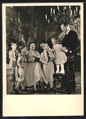 Ansichtskarte Fürst Franz Joseph II. und Fürstin Gina von Liechtenstein mit ihren Kindern