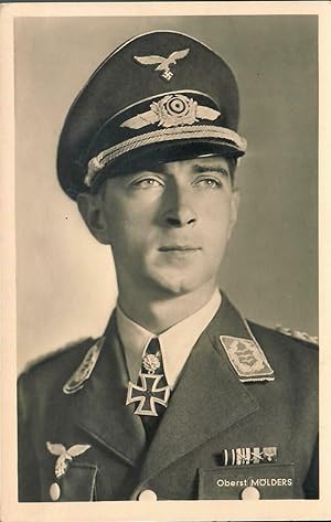 Bild des Verkufers fr Fotokarte - AK Portrait Ritterkreuztrger der Luftwaffe Oberst Mlders; Echte Fotografie zum Verkauf von Walter Gottfried