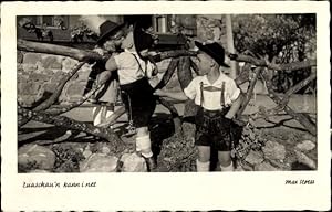 Ansichtskarte / Postkarte Kinder in bayerischen Volkstrachten, Liebespaar, Kuss