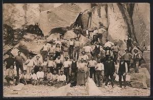 Foto-Ansichtskarte Die Arbeiter aus dem Granitwerk posieren vor dem Steinbruch