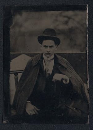 Fotografie Ferrotypie junger Mann Heinrich Flickschuh im Anzug mit Hut und übergeworfener Jacke, ...