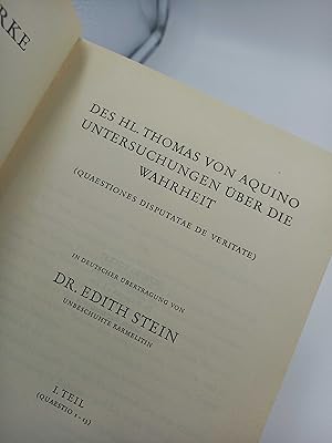 Bild des Verkufers fr Des hl. Thomas von Aquino Untersuchungen ber die Wahrheit (Quaestiones Disputatae de Veritate); 1. Teil (Quaestio 1-13) In deutscher bertragung von Edith Stein // (Edith Steins Werke, hg. von L. Gleiber und Romaeus Leuven; Band III) zum Verkauf von Antiquariat Smock