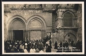 Ansichtskarte Jerusalem, Einzug der spanischen Pilger mit dem Kreuz in die heilige Grab-Kirche