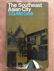 Image du vendeur pour THE SOUTHEAST ASIAN CITY mis en vente par Happyfish Books