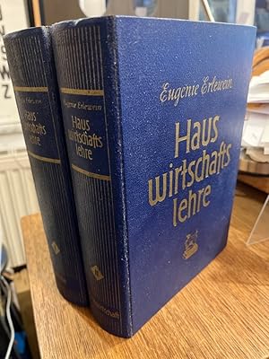 Bild des Verkufers fr Hauswirtschaftslehre. Ein Wegweiser durch die gesamte Kche und Hauswirtschaft unter Mitarbeit von hervorragenden Wissenschaftlern und namhaften Fachkrften. I. Band Praktischer Lehrgang durch die Kche; II. Band Praktischer Lehrgang durch die Hauswirtschaft; 2 Bnde (vollstndig). zum Verkauf von Altstadt-Antiquariat Nowicki-Hecht UG