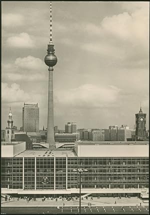 Palast der Republik. (Berlin - Hauptstadt der DDR). Architektur und Plastik. Acht Fotos.