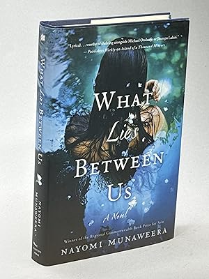 Imagen del vendedor de WHAT LIES BETWEEN US. a la venta por Bookfever, IOBA  (Volk & Iiams)