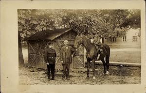 Foto Ansichtskarte / Postkarte Hohenau, Männer, Kind auf einem Pferd, Holzhütte, 1917