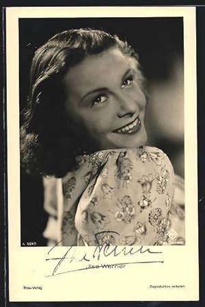 Ansichtskarte Schauspielerin Ilse Werner mit charmantem Lächeln, mit original Autograph