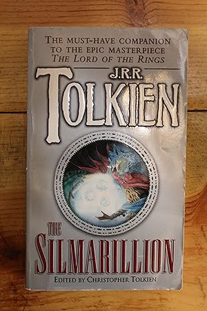 Imagen del vendedor de The Silmarillion: The legendary precursor to The Lord of the Rings a la venta por TheBookEater