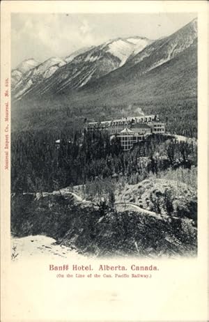 Bild des Verkufers fr Ansichtskarte / Postkarte Banff Alberta Canada, Banff Hotel, On the Line of the Can. Pacific Railway, Bergpanorama, Gebude zum Verkauf von akpool GmbH